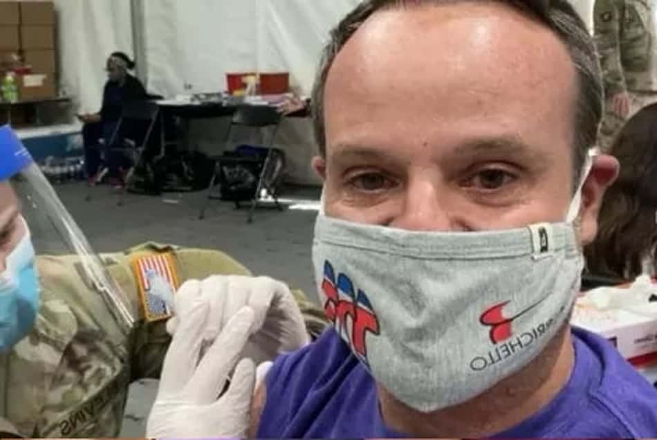 Barrichello aproveita avanço da vacinação e toma imunizante contra a Covid-19 nos EUA: 'Desejo a todos'