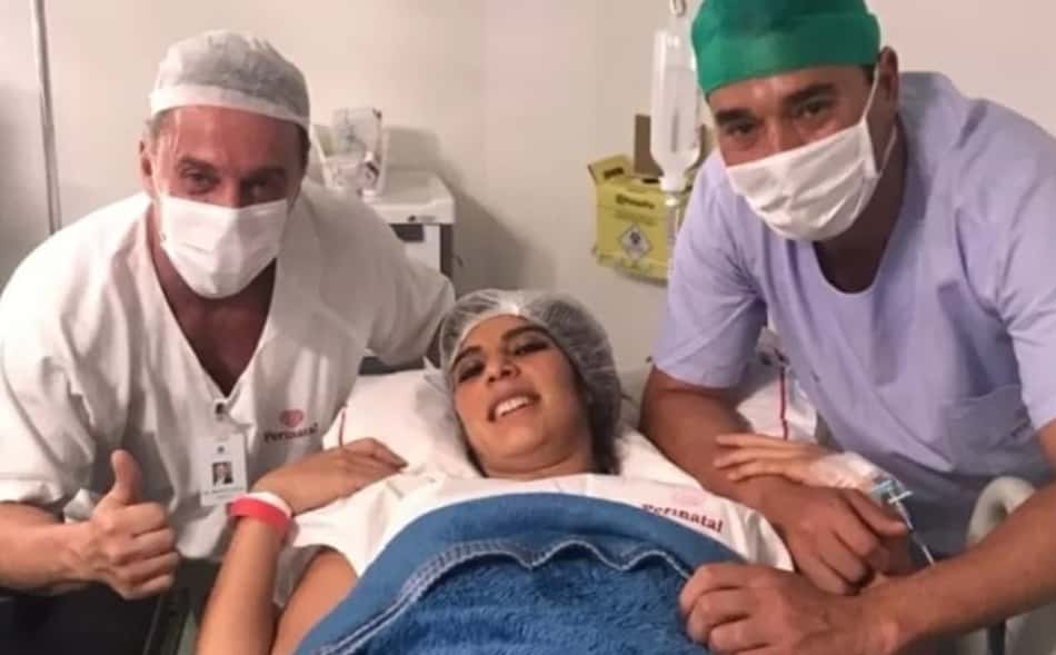 André Rizek posta foto ao lado de Sadi e comemora nascimento dos gêmeos: 'Os moleques são gigantes'