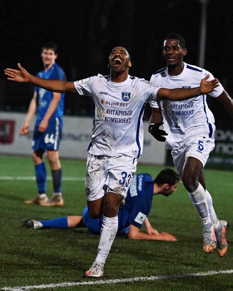 Atacante brasileiro comemora gol e mira acesso na Rússia