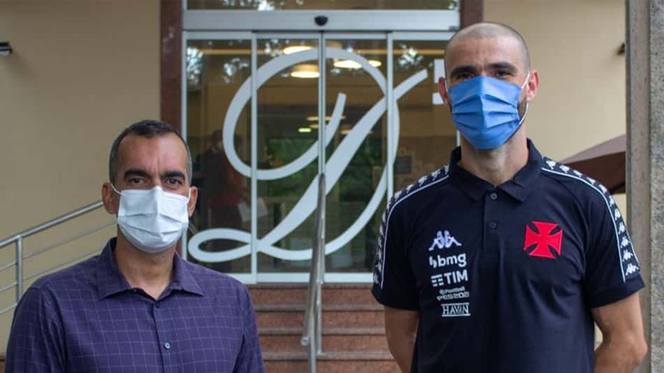 Vanderlei veste a camisa do Vasco, passa por exames e será apresentado nesta sexta-feira