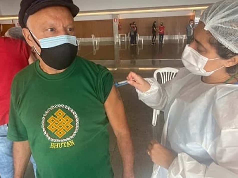 Ídolo do Galo, Reinaldo, recebe a 1ª dose de vacina contra a Covid-19