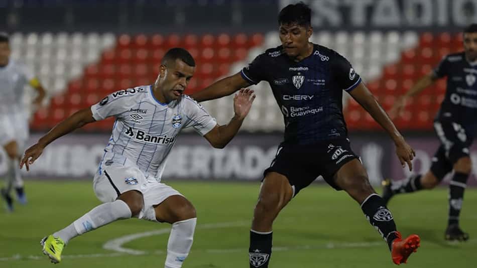 Mendes sai na 'bronca' por gol anulado do Grêmio