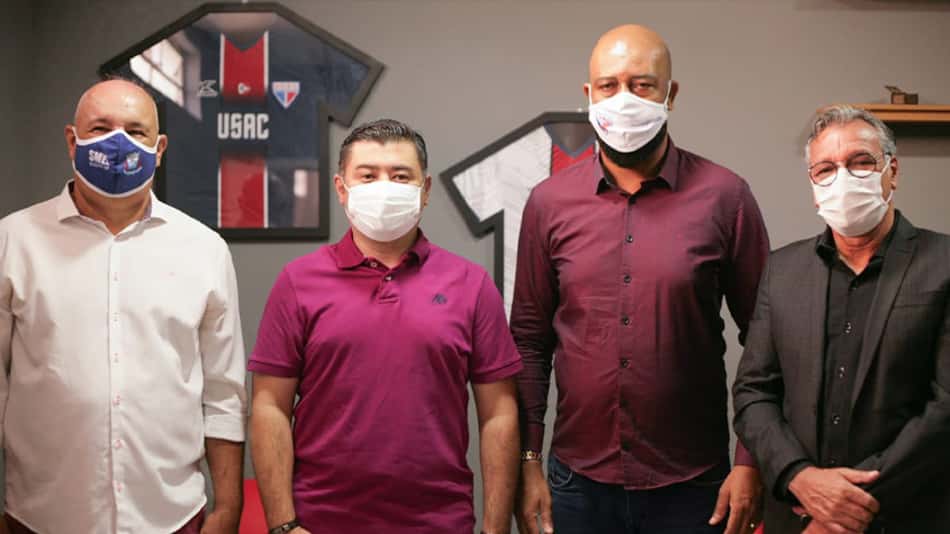 Prefeito de Suzano visita nova sede do União Suzano e recebe camisa das mãos do presidente do clube