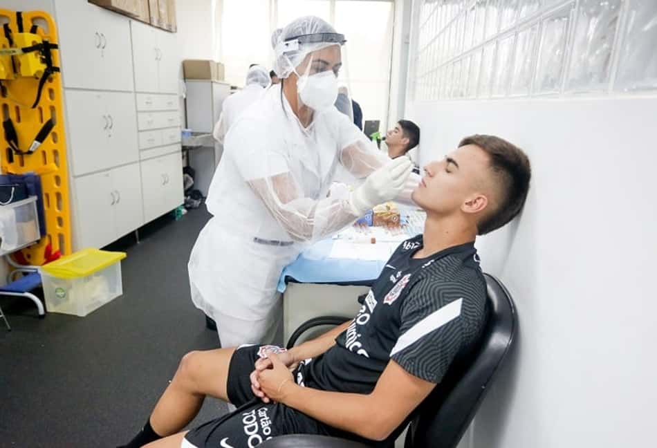 Delegação passa por testes de Covid e Corinthians inicia 'bolha' do Paulistão