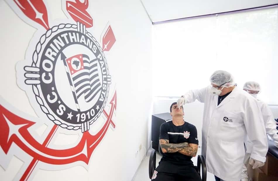 Delegação do Corinthians realiza novos testes de Covid-19 antes de encarar Guarani