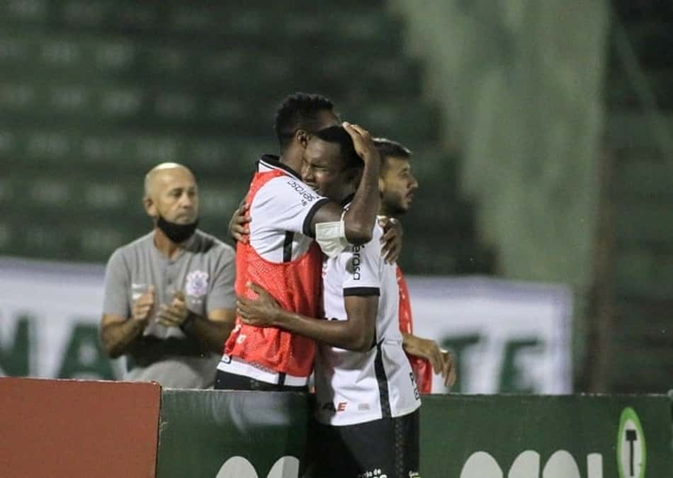 Mancini comenta importância da postura de Jô com Cauê no Corinthians: 'Atitude muito bonita'