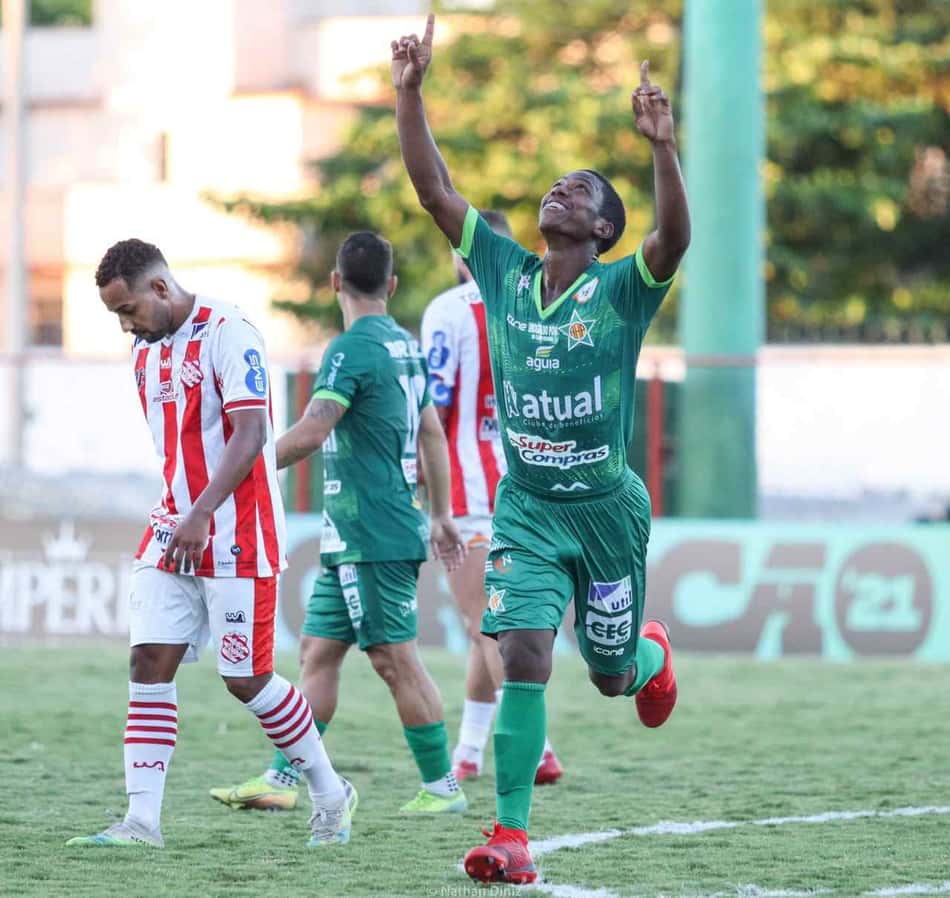 Mauro Silva comemora após marcar em goleada da Portuguesa: 'Mais um passo em busca da classificação'