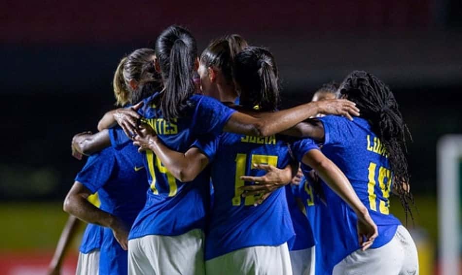 Na briga por igualdade no futebol, jornalista desabafa e clama para que 'o feminino se iguale ao masculino'