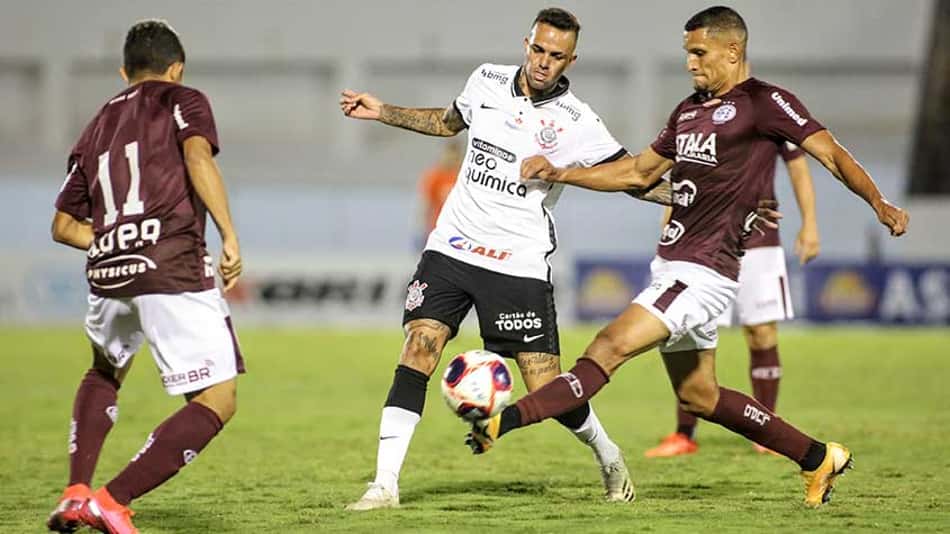 Após quatro jogos sem entrar em campo, Luan volta a ser titular pelo Corinthians
