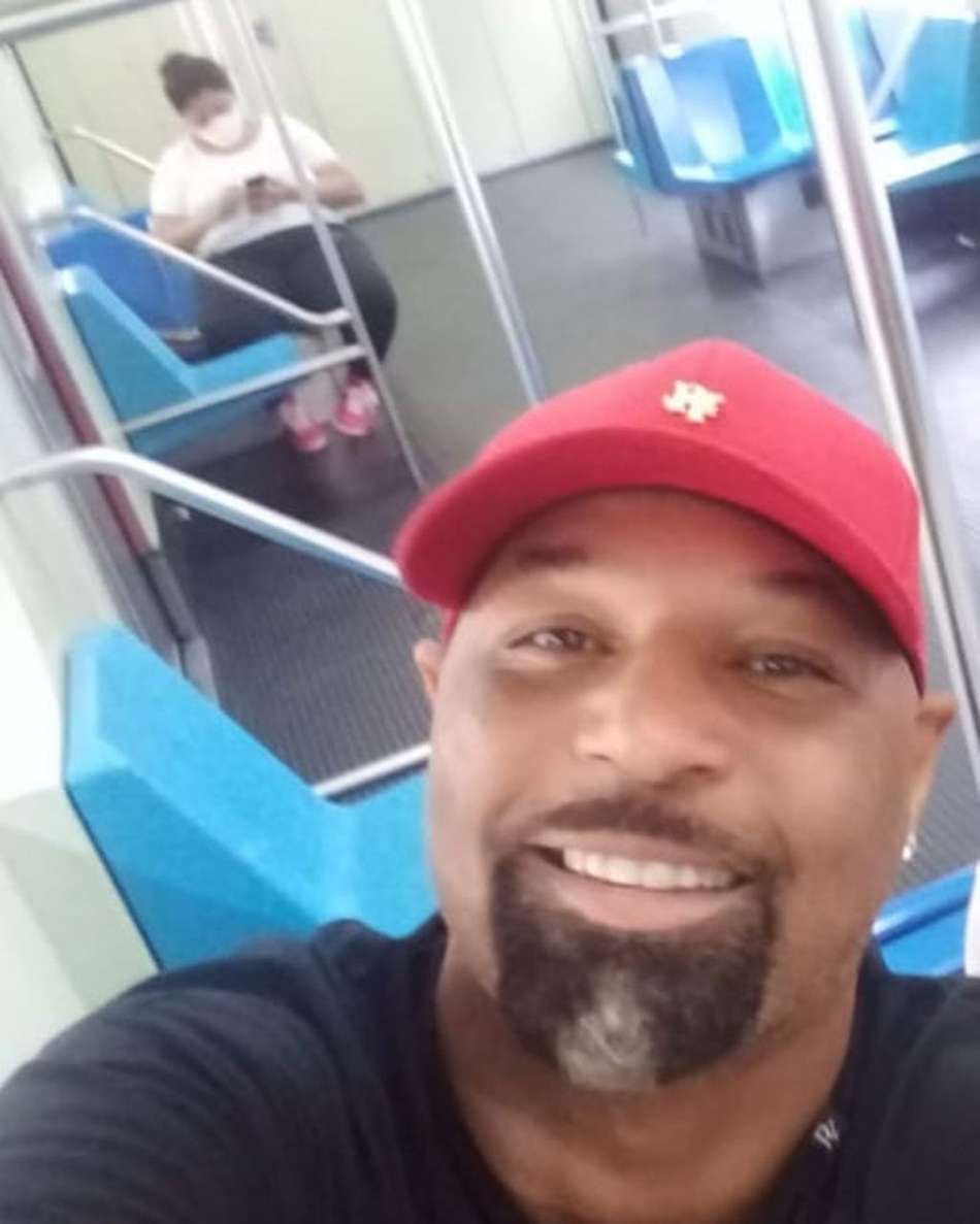 Ex-atacante Dinei recebe críticas ao postar foto sem máscara no metrô
