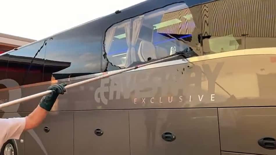 Ônibus do Real Madrid é atacado por torcedores do Liverpool na chegada a Anfield