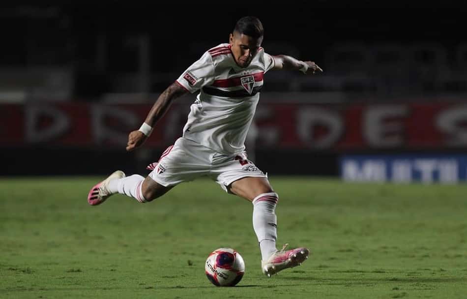 Galeano, do São Paulo, passa por cirurgia no tornozelo direito