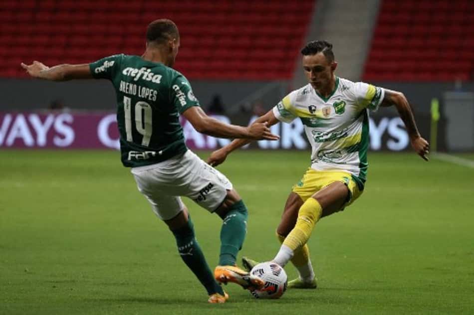 Defensa conseguiu marca positiva diante do Palmeiras de Abel Ferreira