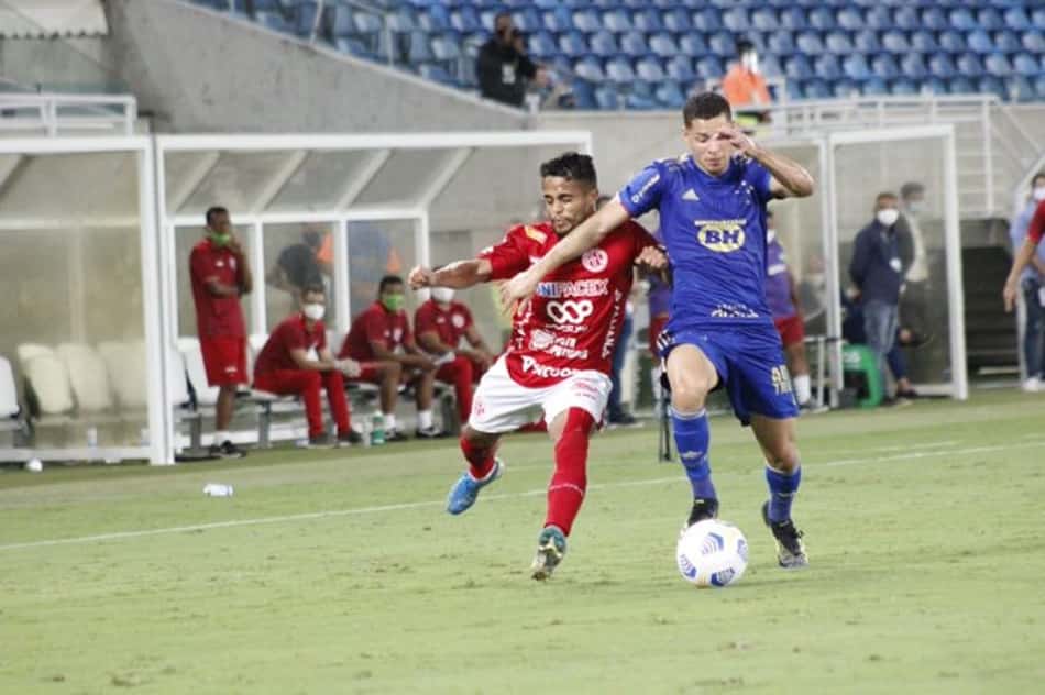 Felipe Conceição pede apoio para jogadores do banco de reservas: 'não são brilhantes com a bola, mas valorizamos todos eles'