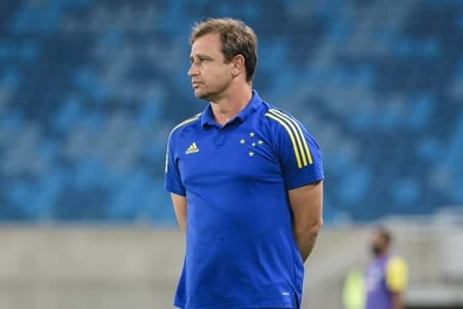 Felipe Conceição critica arbitragem e cobra CBF: 'É um absurdo. Os seis pontos vão na conta de quem?'