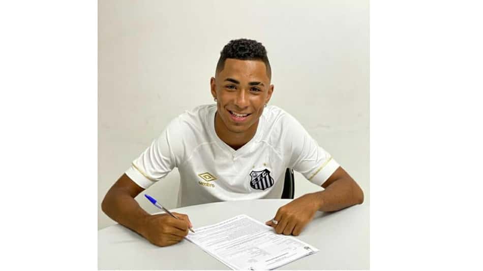 Santos assina primeiro contrato com promessa de 16 anos