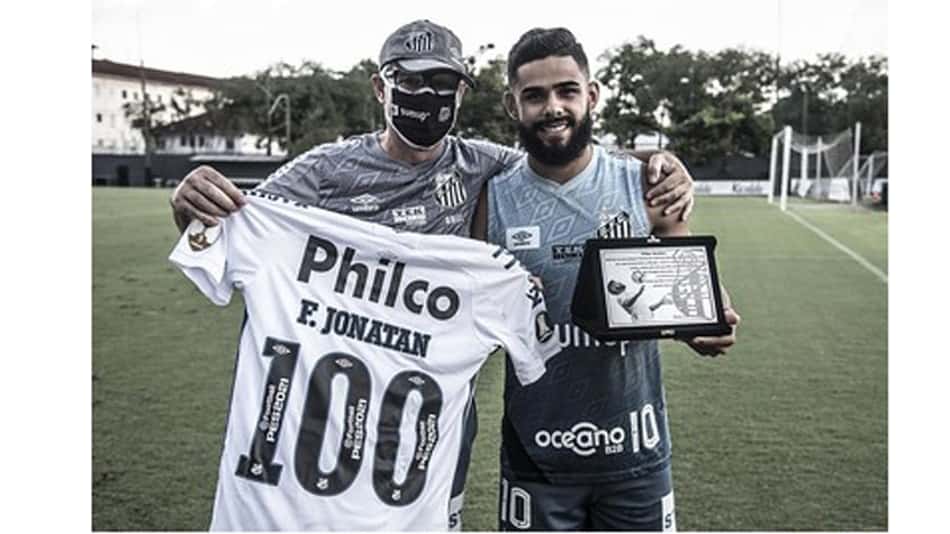 Felipe Jonatan recebe homenagem por 100 jogos com a camisa do Santos
