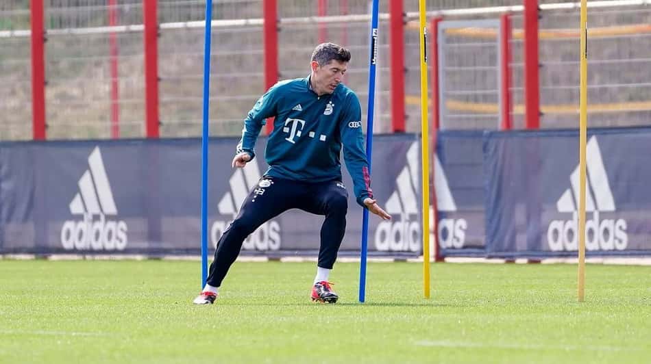 Lewandowski volta a treinar com bola após lesão
