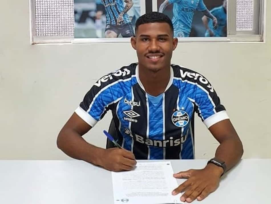 Monitorado por clubes europeus, lateral Luis Eduardo renova com o Grêmio até 2024