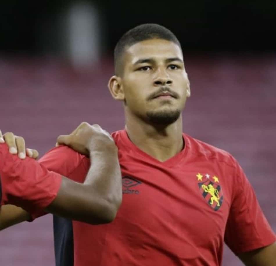 Zagueiro Renzo renova contrato com Sport até 2024
