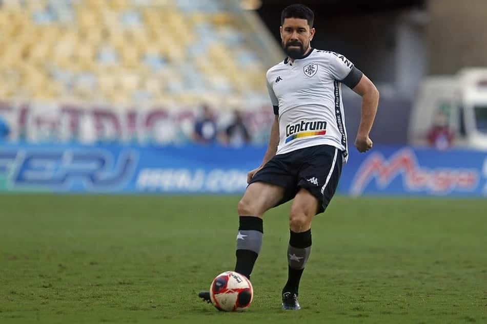 Ricardinho valoriza vitória do Botafogo sobre o Coritiba: 'Dá mais confiança'