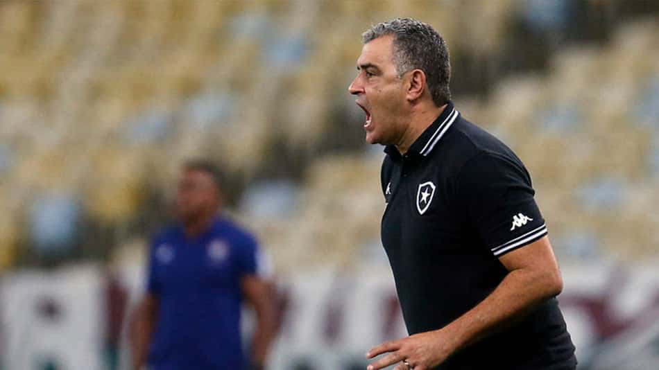Chamusca fica na bronca com a arbitragem de Botafogo x Vasco: 'Pênalti absurdo no Ronald'