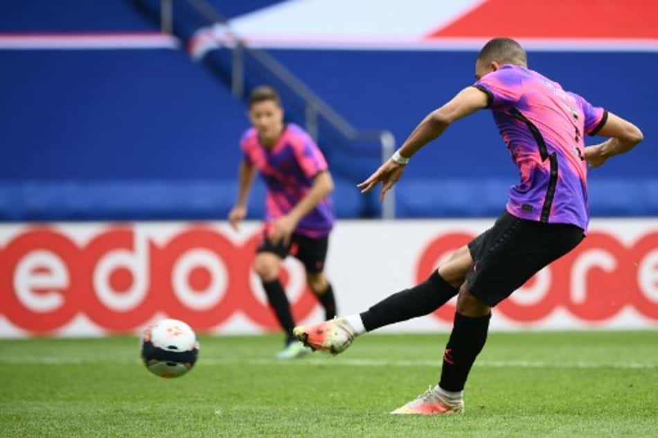Sem Neymar, Mbappé faz dois, Icardi marca nos acréscimos e PSG vence o Saint-Étienne pelo Francês