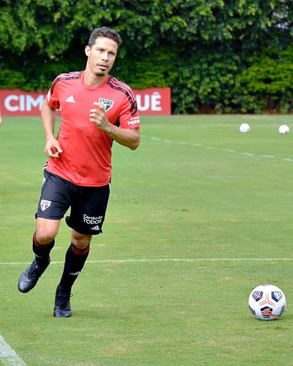 Hernanes volta a treinar com bola, mas não viaja ao Peru