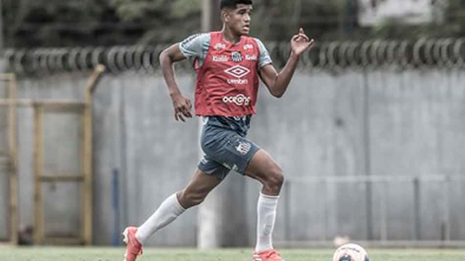 Quem é o meia clássico que deve estrear pelo Santos neste domingo