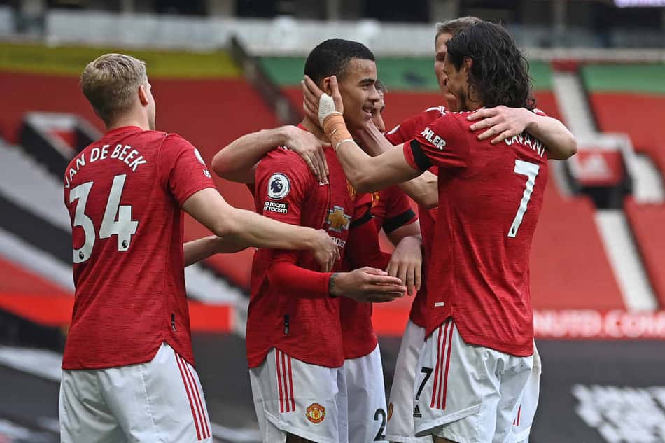 Com gols de Greenwood e Cavani, Manchester United vence o Burnley e reduz vantagem do Manchester City