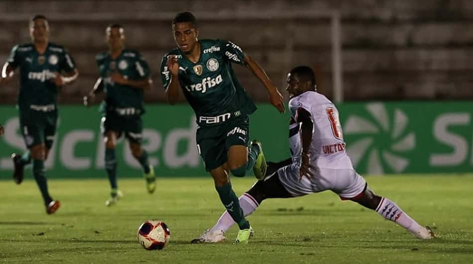 Giovani celebra chance em sua primeira partida como titular do Palmeiras e agradece Abel