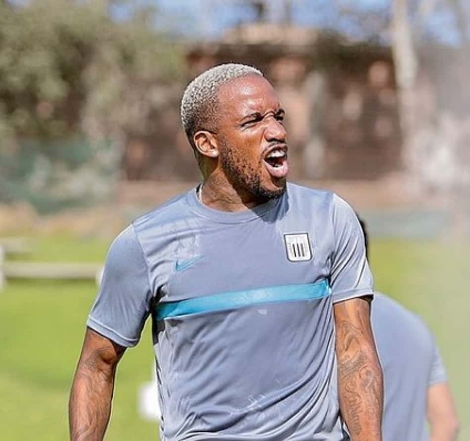 Jefferson Farfán sofre punição de dois jogos pela Federação Peruana; entenda