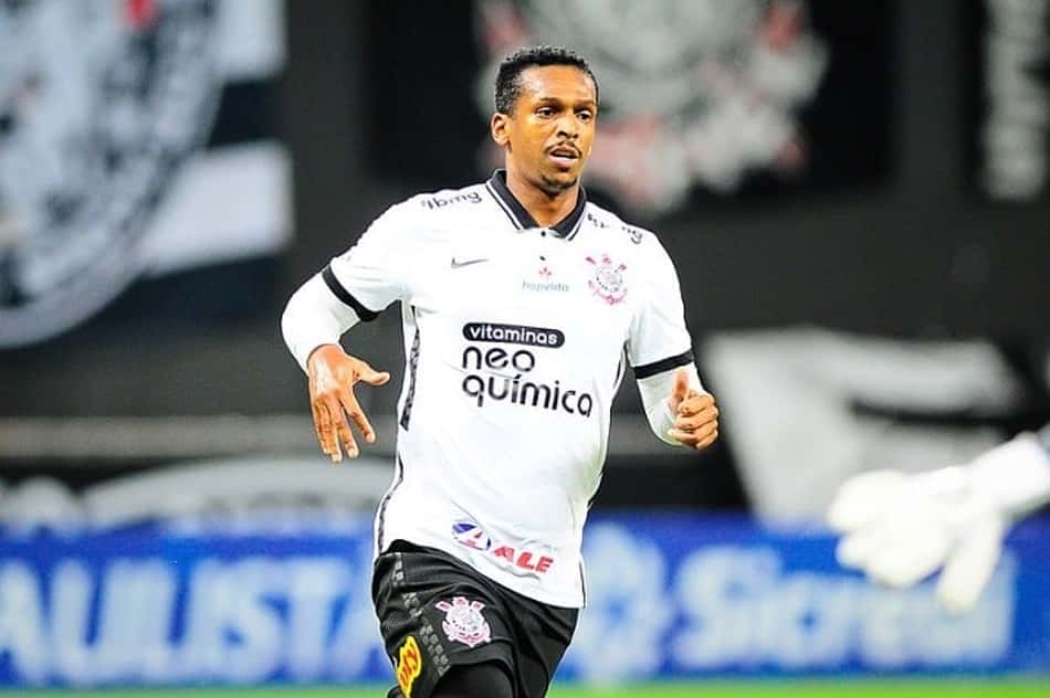Com dores na panturrilha, Jô é baixa do Corinthians contra o Red Bull Bragantino