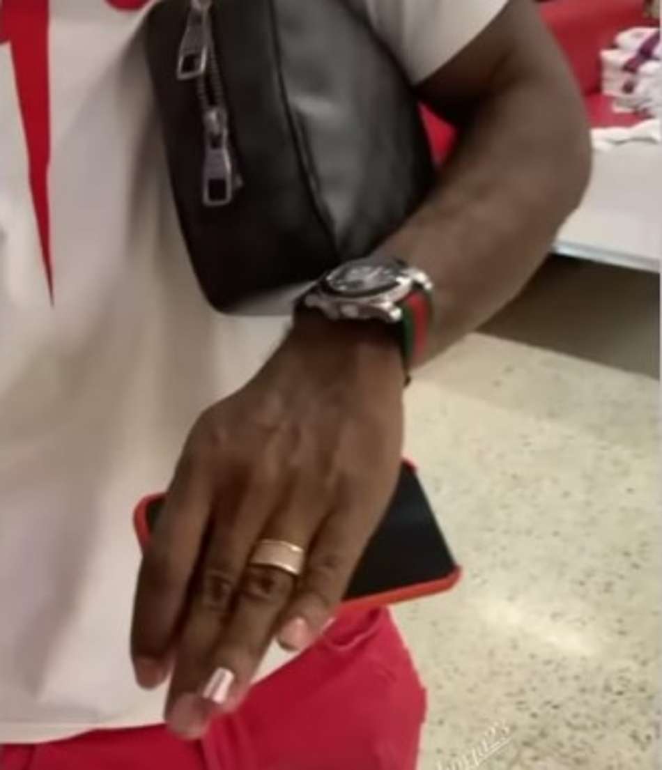 Inovou! Miguel Borja pinta a unha com as cores do Barranquilla; confira