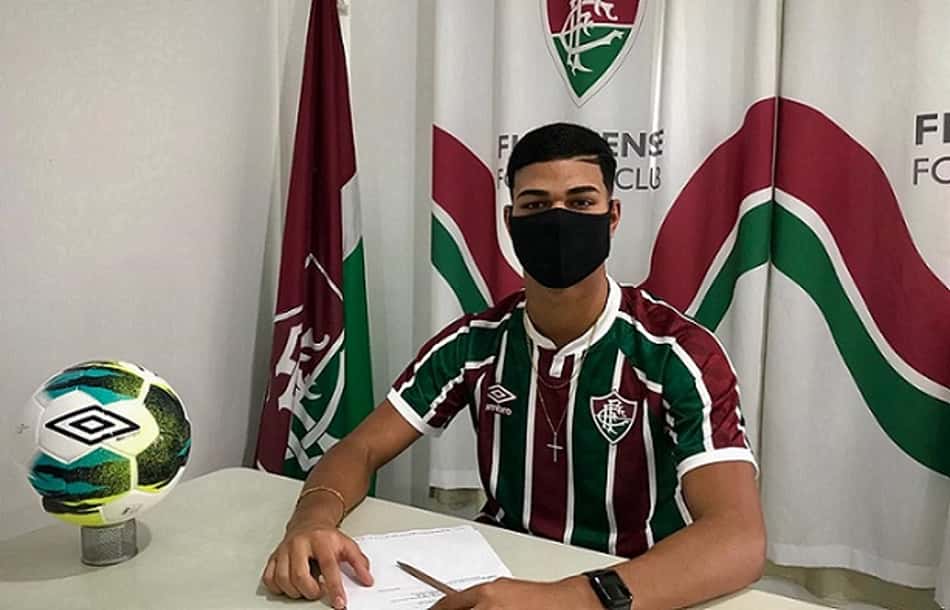 Crysthyan Lucas assina contrato com o Fluminense até 2025 com multa superior a R$ 330 milhões