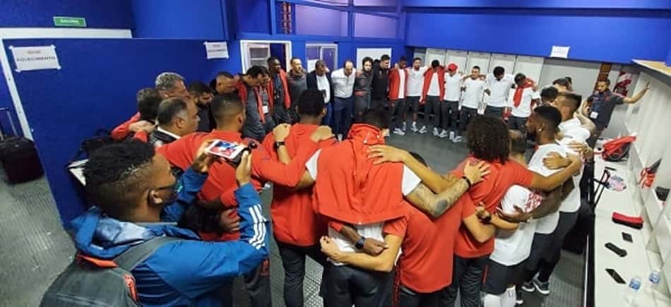 Flamengo desembarca no Rio após quebrar dois tabus de longos anos na Argentina; elenco ganha folga