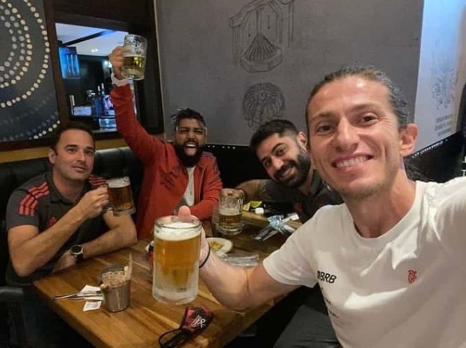 Desce gelo! Filipe Luís comemora vitória na Libertadores com chopp e companhia de Gabigol
