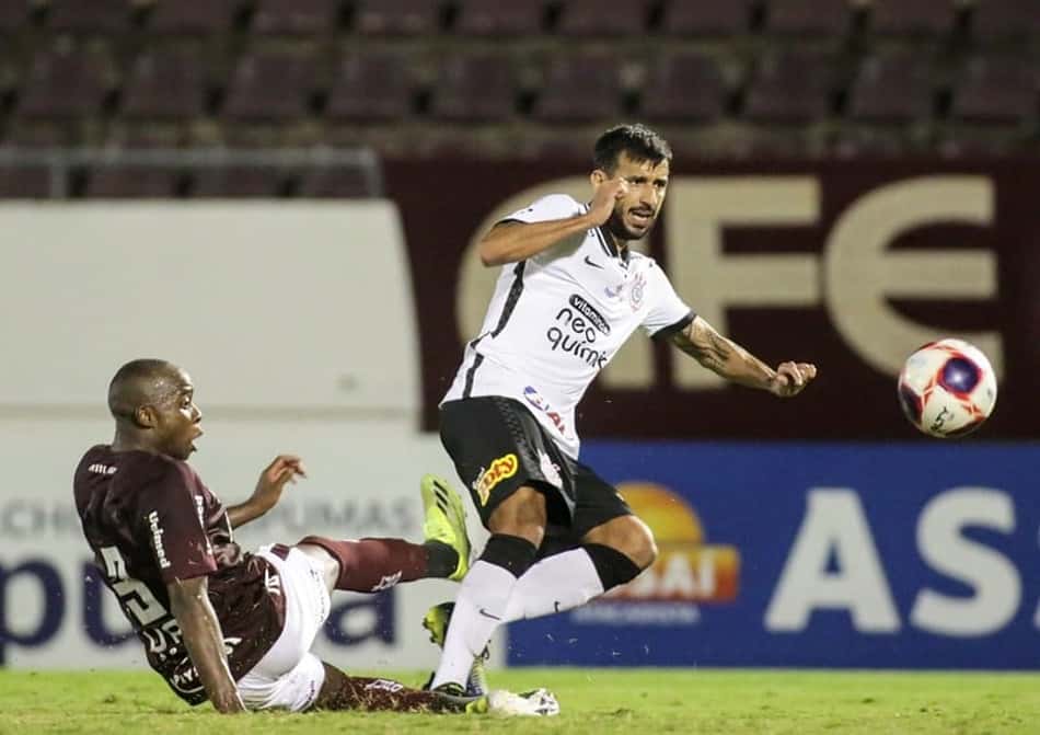 Próximo de acerto com o Santos, Camacho não participa de treino no Corinthians