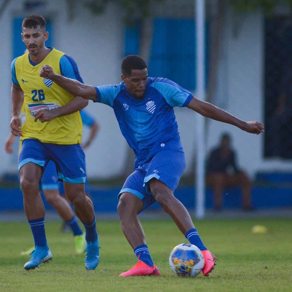 Vivendo boa fase no CSA, Iury acredita em evolução da equipe em 2021