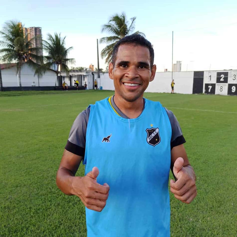 Éderson assina com o ABC e espera ajudar equipe na temporada
