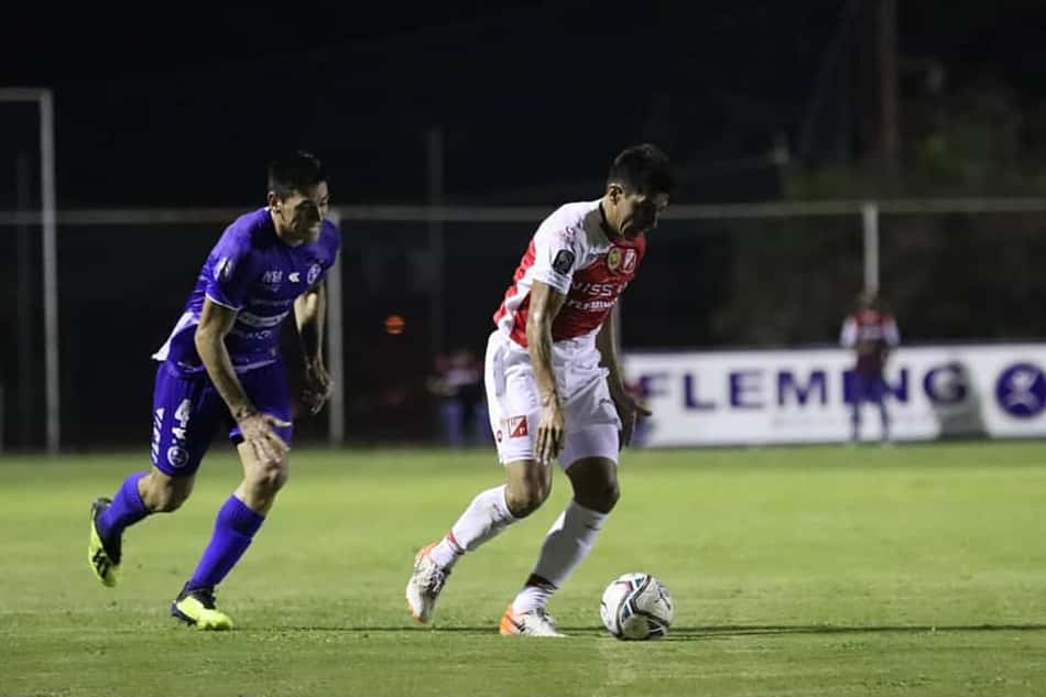 Lanterna do paraguaio e estreando técnico: saiba como vem o adversário do Corinthians na Sul-Americana