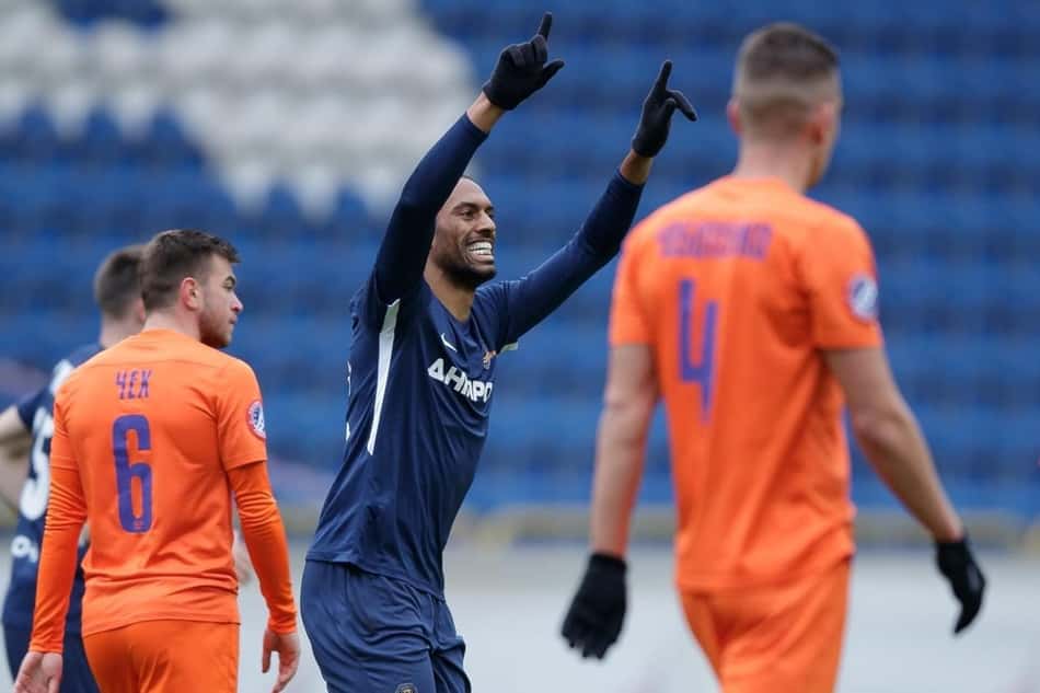 Prestes a completar 300 jogos na carreira, Douglas fala sobre passagens na Chape e Dnipro