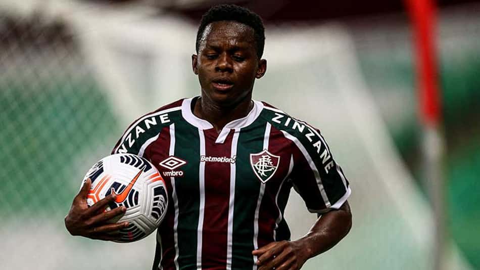 Cazares se reapresenta e fica disponível para jogo contra o Santos