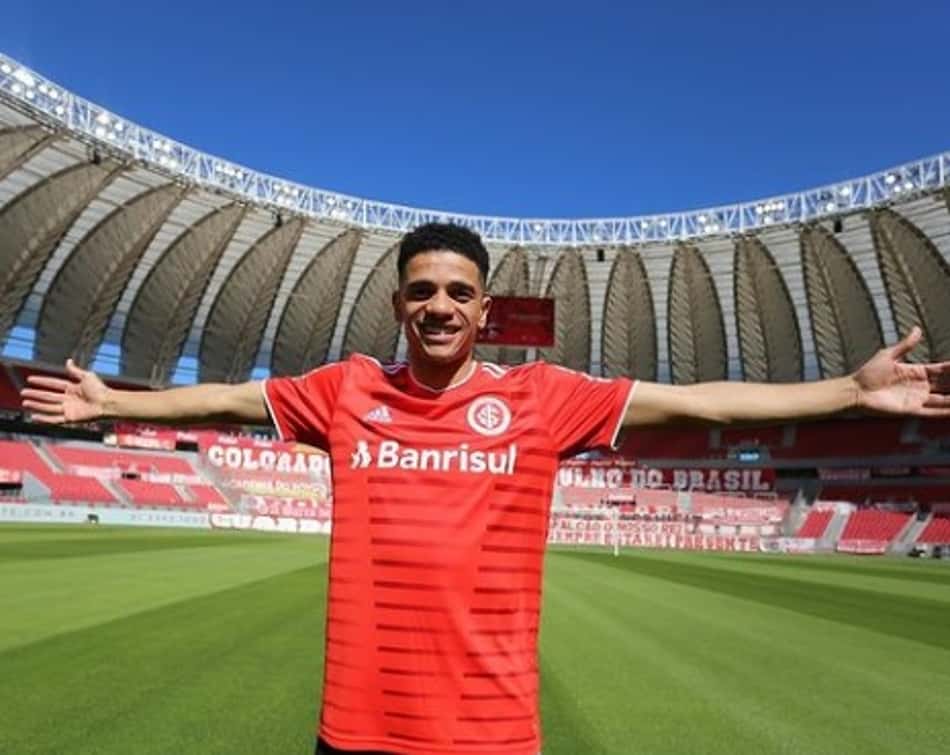 Taison é apresentado e manda recado: 'Voltei ao clube que amo'