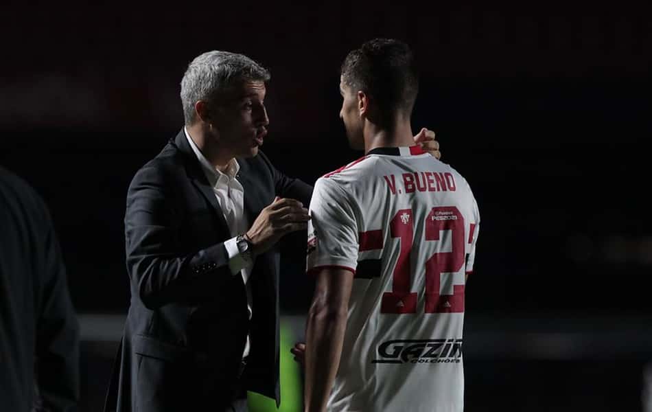 Crespo elogia Vitor Bueno como centroavante: 'Muito bem'