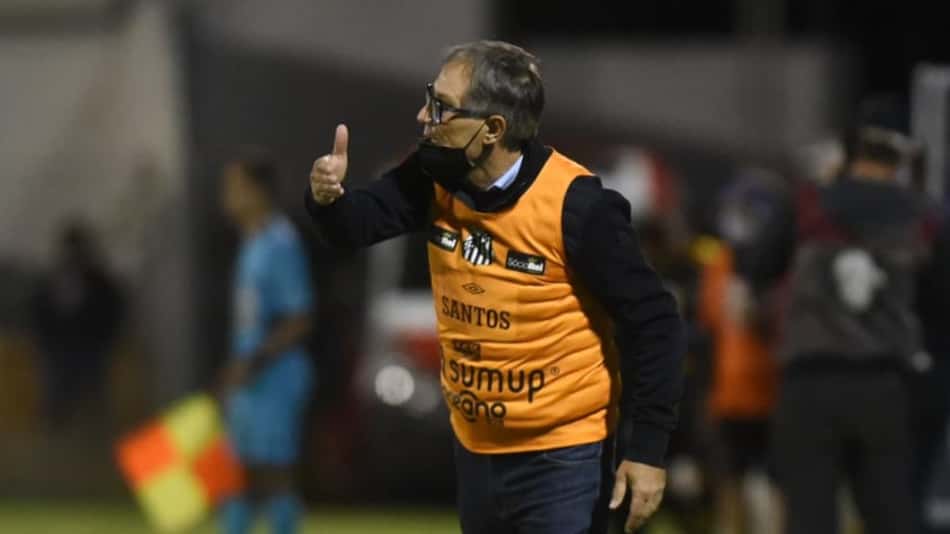 Holan vê pontos positivos na defesa, mas espera evolução no ataque do Santos