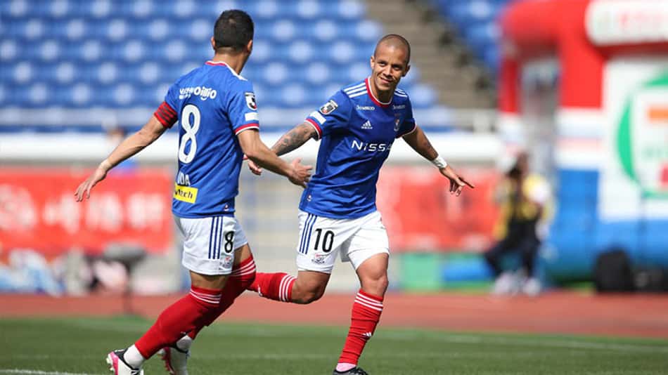 Após gol e assistência em goleada do Yokohama, Marcos Junior comemora presença da torcida: 'Outro clima'