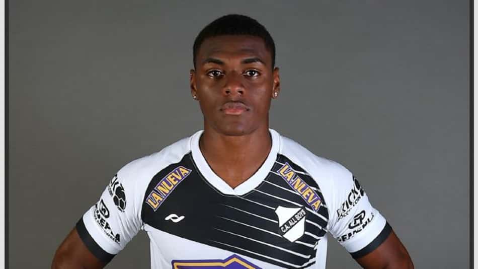 Milagre! Jogador sofre parada cardíaca e é salvo pelo médico do clube