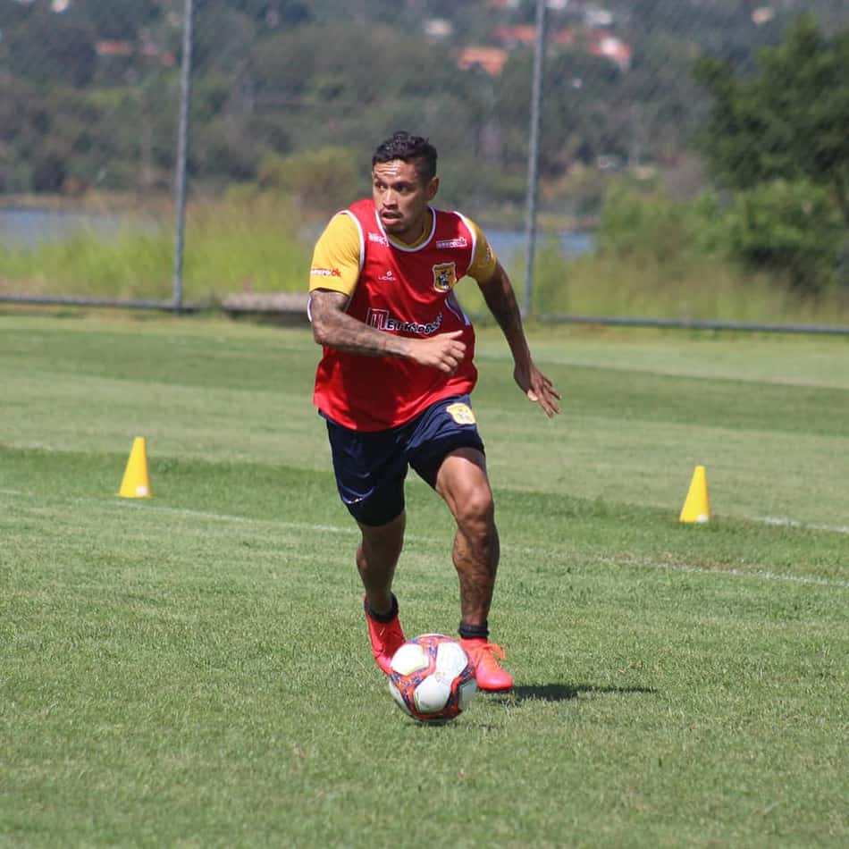 Em boa fase no Brasiliense, Carlos Eduardo elogia forma da equipe dentro de campo