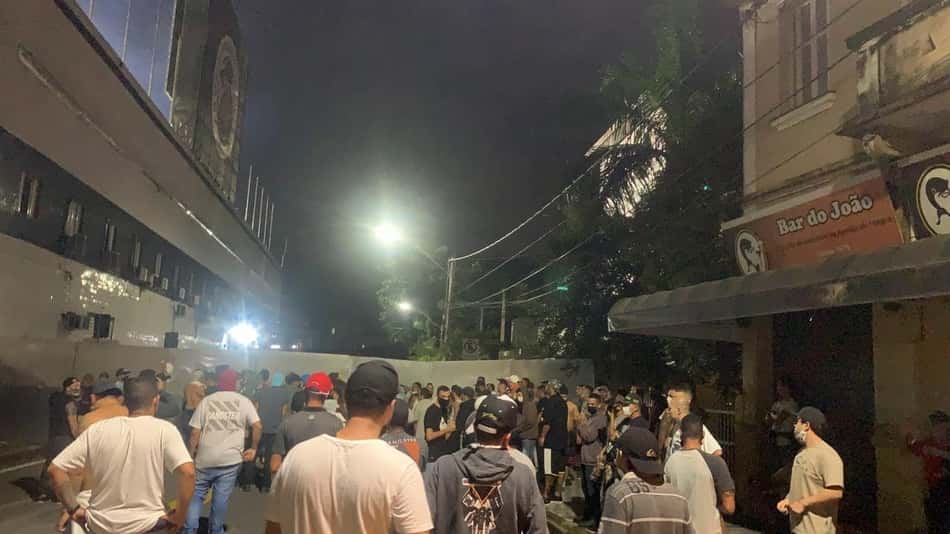 Torcedores do Santos protestam na Vila após derrota no clássico